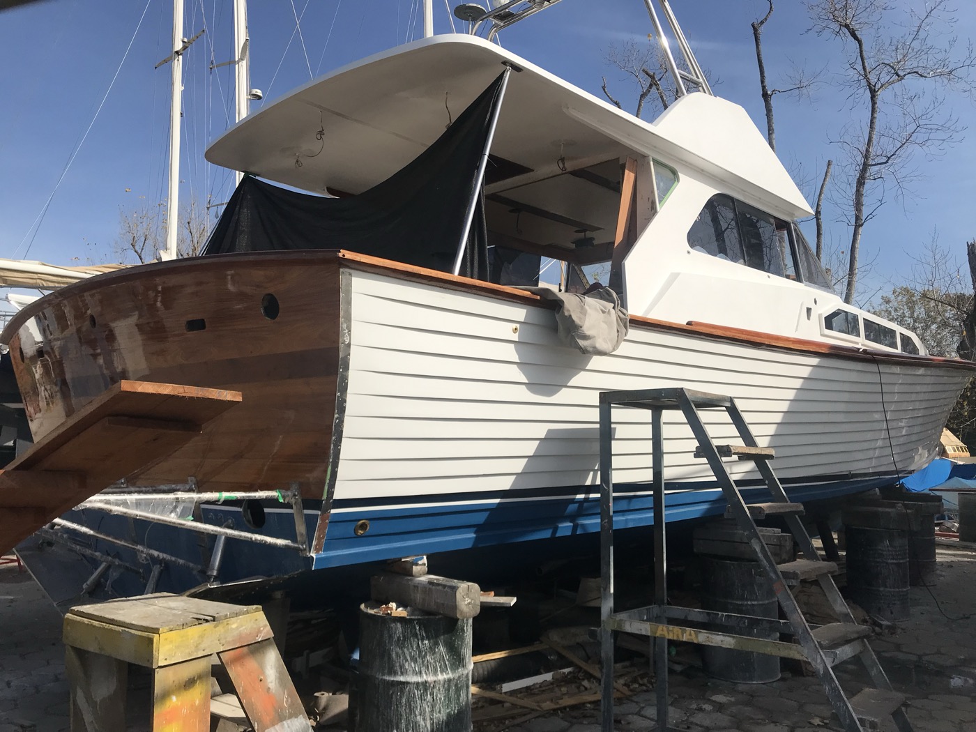 Pintura de crucero clásico de madera — mantenimiento naval Argentina