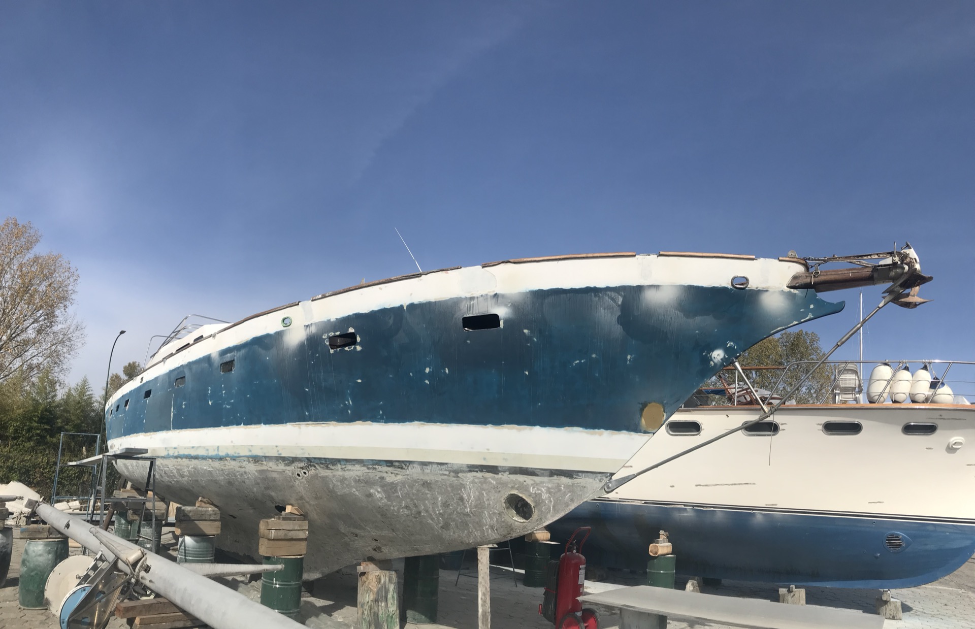 Pintura de casco de crucero en varadero — antifouling profesional Argentina