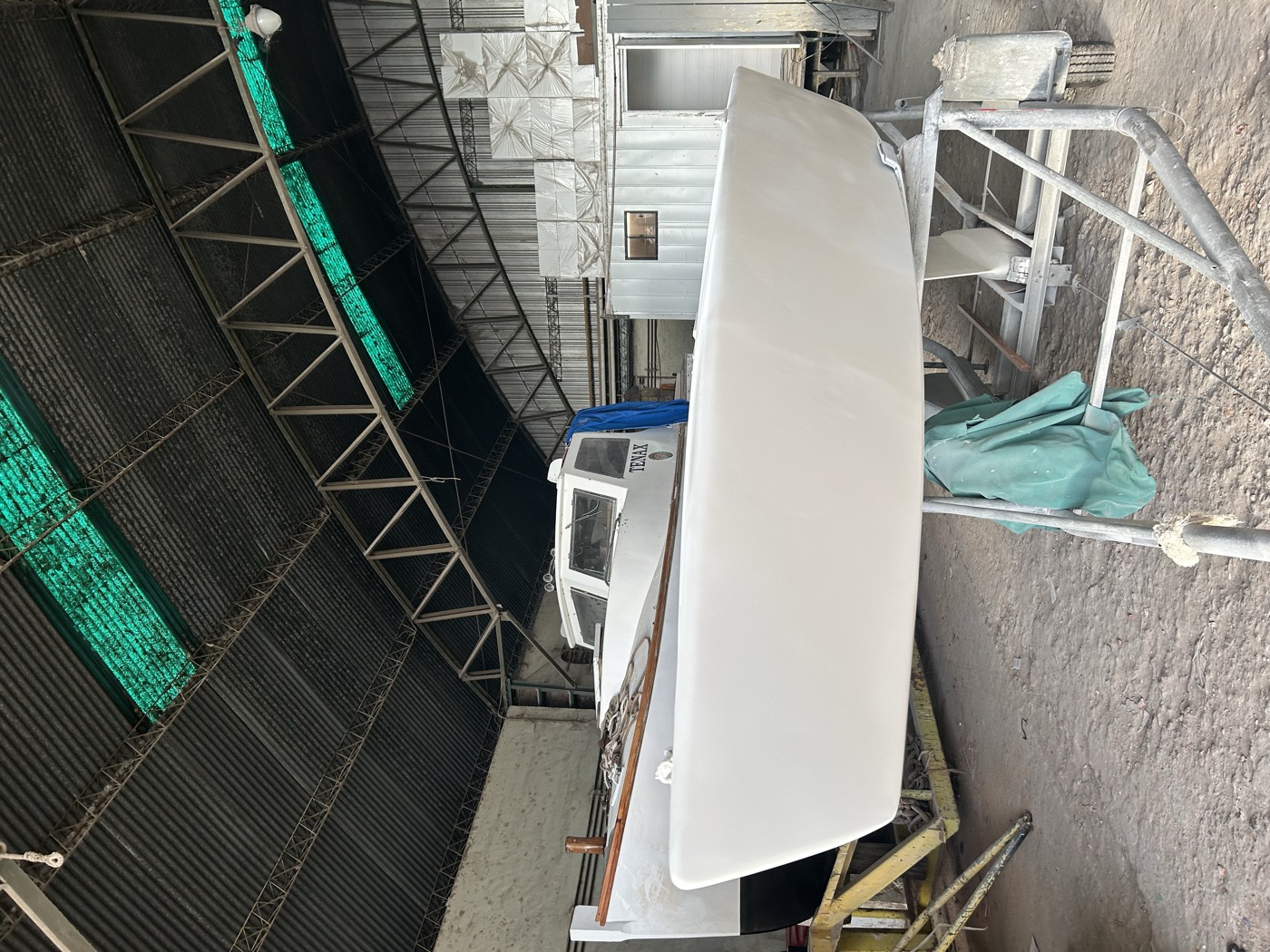 Lancha con pintura de casco terminada — obra viva profesional