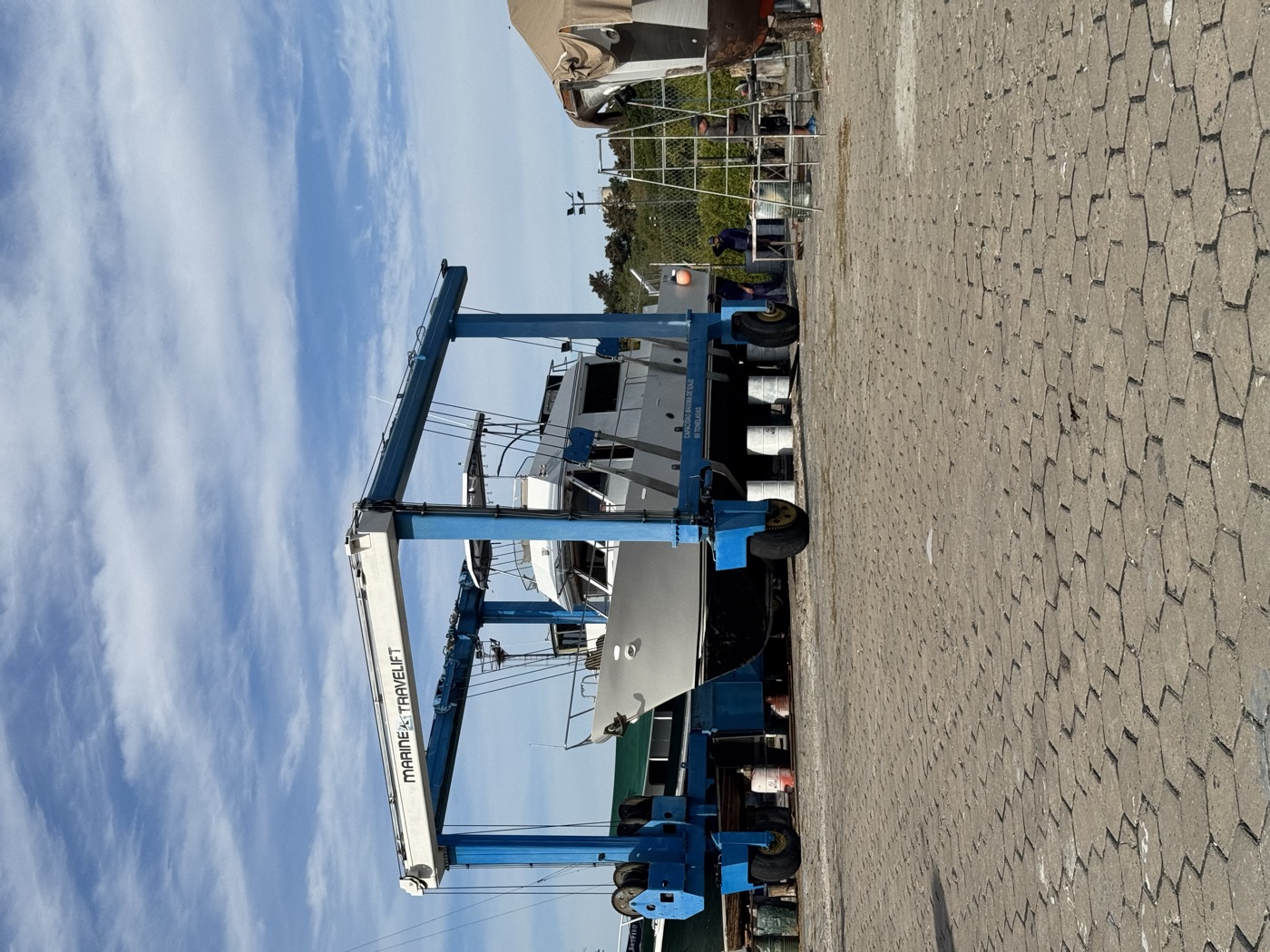 Travelift izando crucero para carenado y pintura antifouling