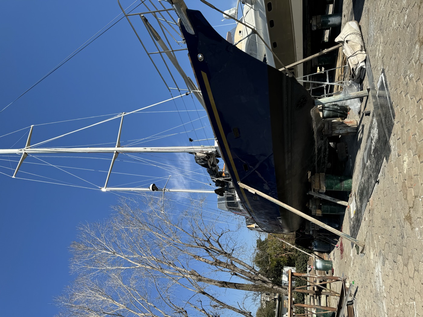 Velero con pintura naval nueva en varadero Zona Norte