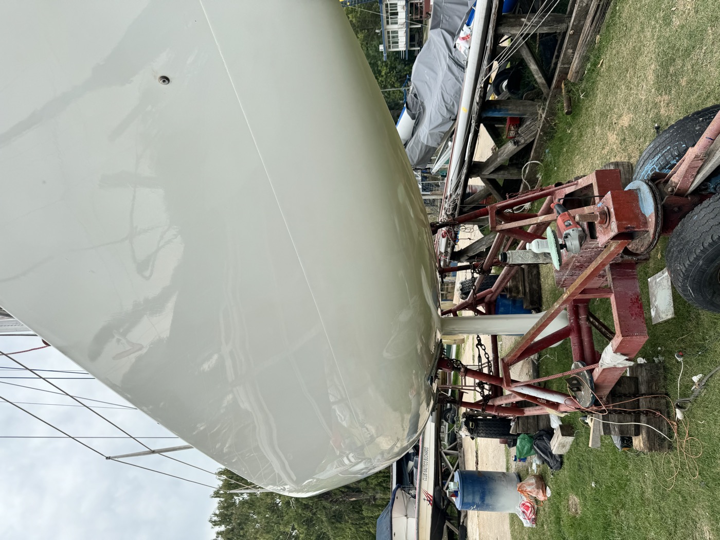 Casco pintado con antifouling International — resultado final obra viva