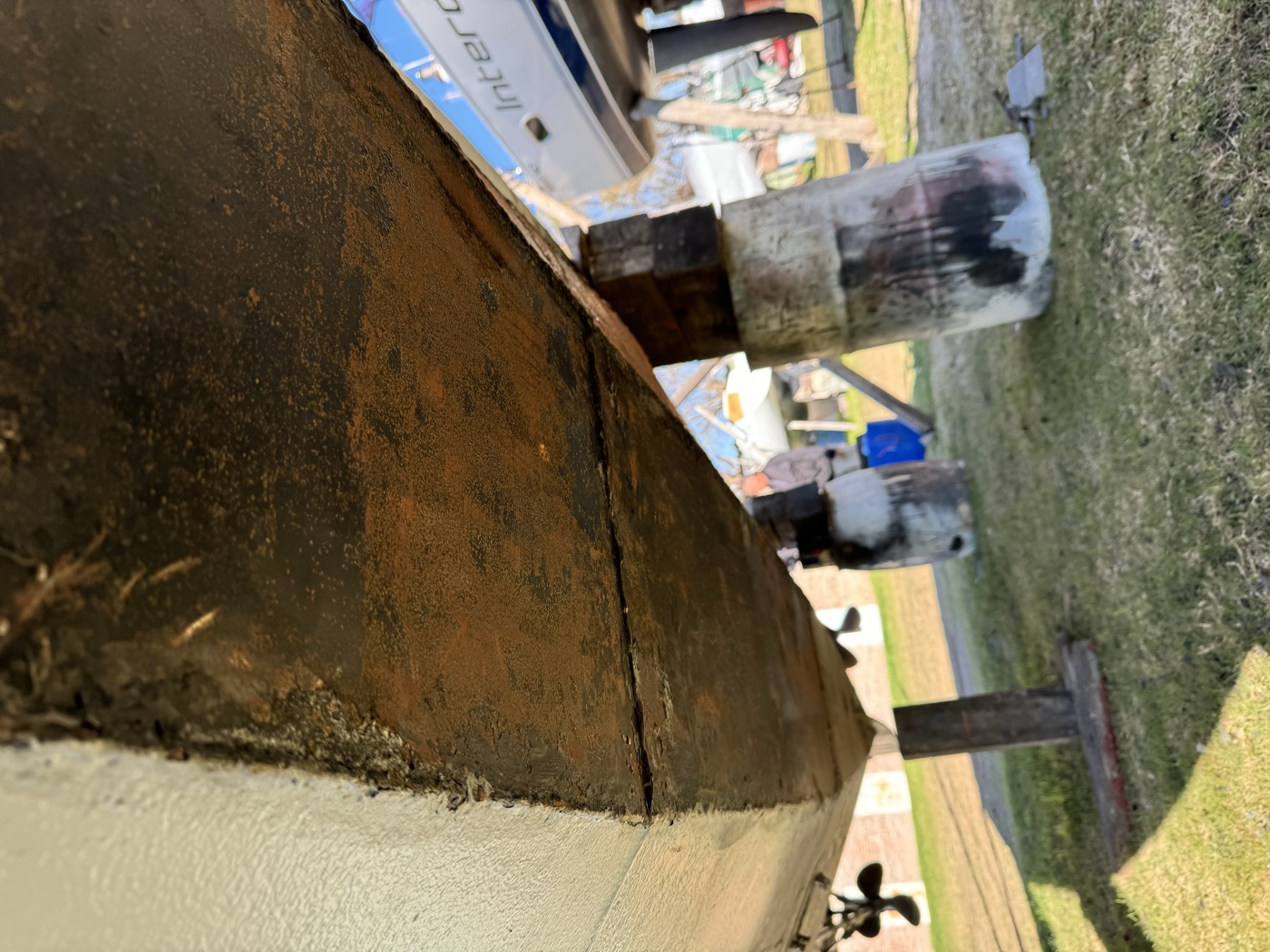 Casco de barco antes del antifouling — obra viva deteriorada