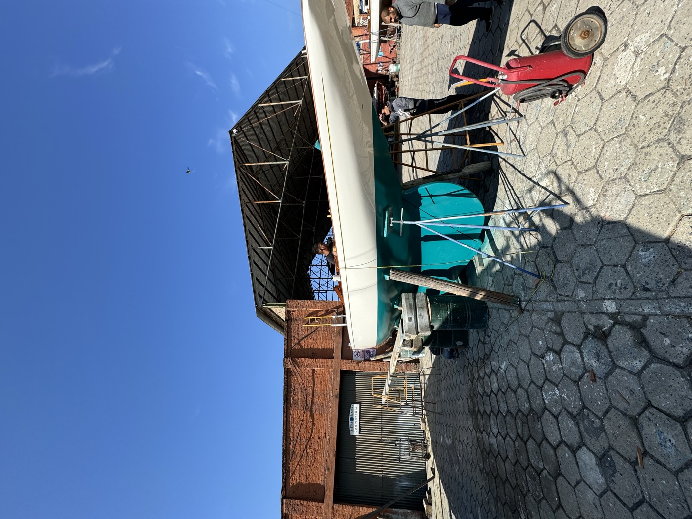 Equipo aplicando pintura naval en velero — arenado y pintura de casco