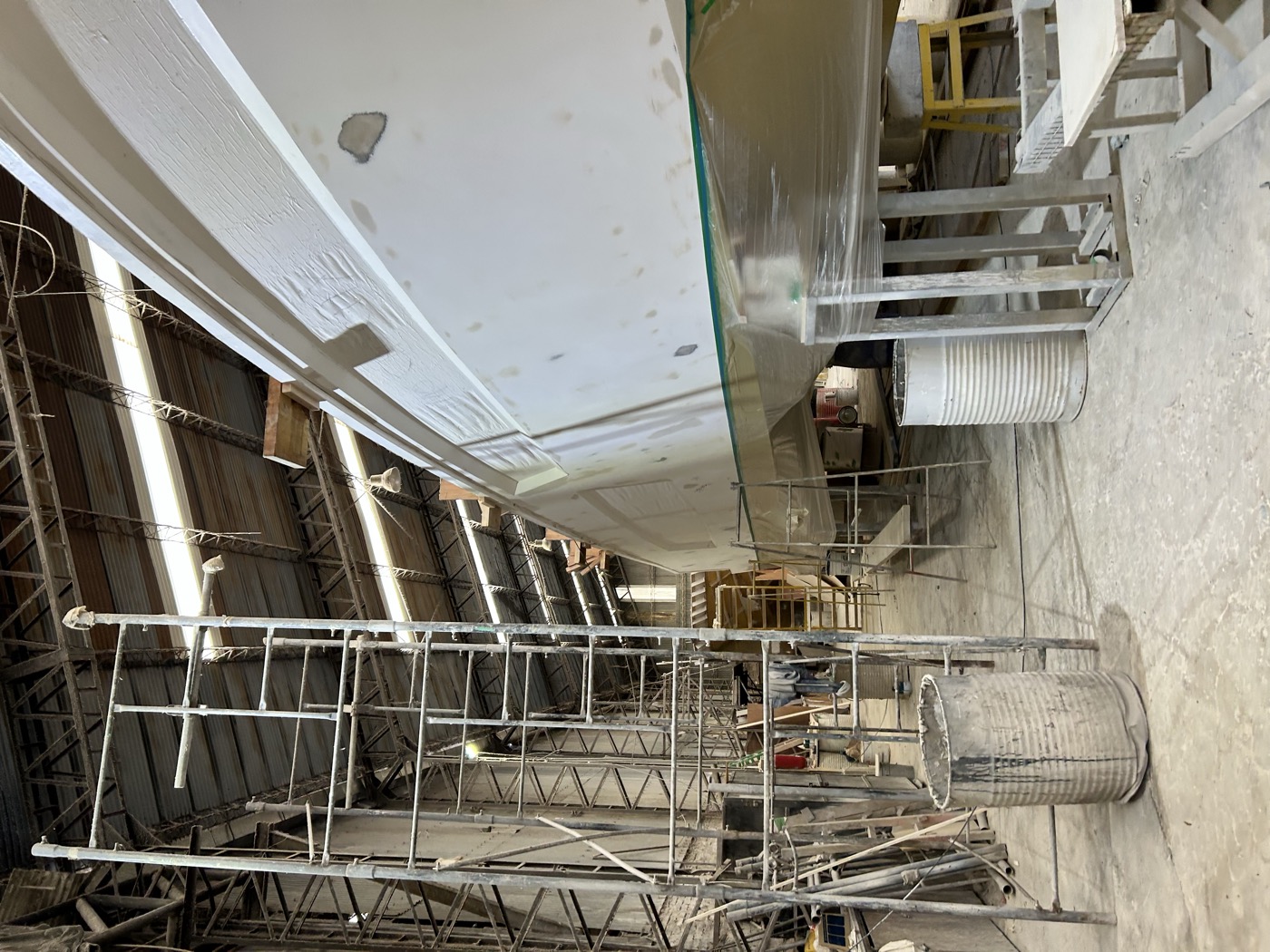 Yacht en galpón para pintura de casco y antifouling
